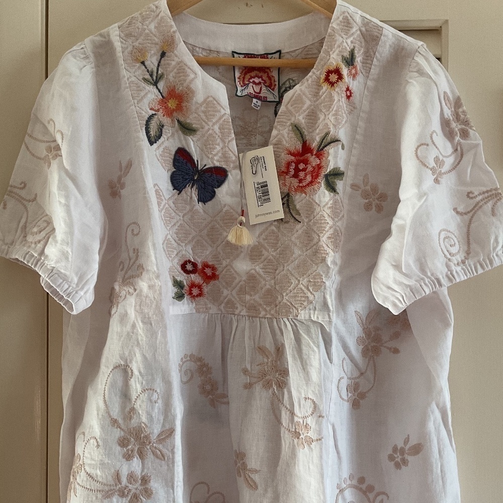NWT JOHNNY WAS FLORAL EMBROIDERED LINEN WHITE SHORT SLEEVE TOP SIZE US 1X NEW​​